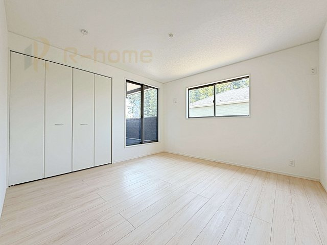 那珂市瓜連第14　新築戸建て　6号棟の洋室|お部屋のサッシにはペアガラスを採用、高い断熱性による省エネと結露対策に有効です♪