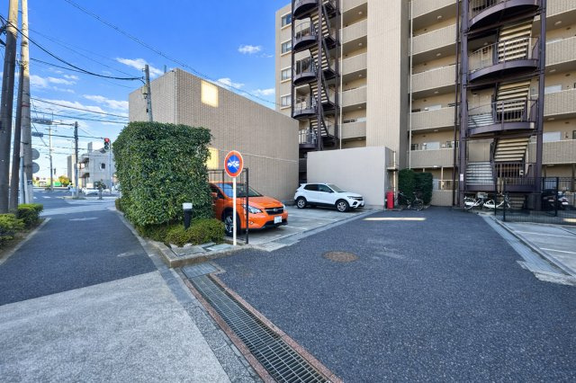 ハイホーム亀有の駐車場|敷地内に駐車場を備えており、お車をお持ちの方も安心。通勤やお出かけ、週末のレジャーまで幅広く対応でき、生活の自由度が広がります。