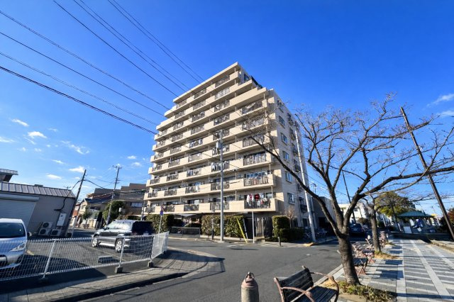 ハイホーム亀有の外観|控えめながらも洗練されたフォルムが、街並みに自然と溶け込みます。ほどよい高さと落ち着きのある佇まいが、住まう人に安心感と静かな誇りをもたらします。