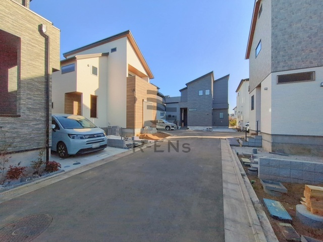 【前面道路含む現地写真】 | 西東京市北町５丁目　新築戸建て　９号棟 | 落ち着いた低層住宅街の一角、穏やかな街並みが広がります