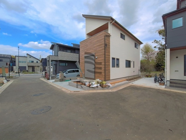 【前面道路含む現地写真】 | 西東京市北町５丁目　新築戸建て　９号棟 | 落ち着いた低層住宅街の一角、穏やかな街並みが広がります