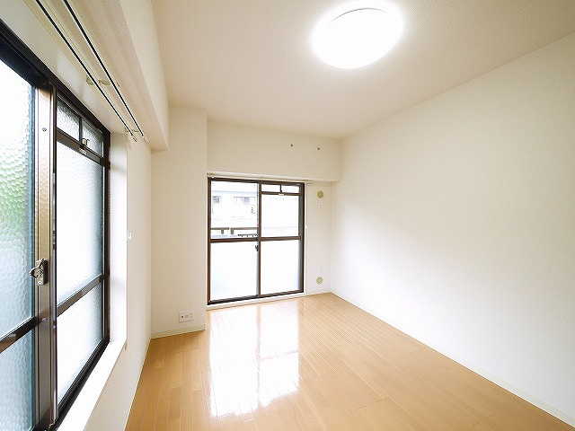 グランドパレス学園前の洋室