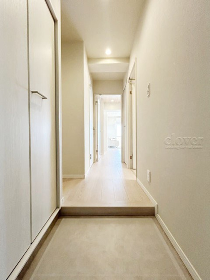 【玄関】 | ハイネス巣鴨 | 玄関ドアを背に、廊下と室内を望みます。ナチュラル系の色合いを重視した内装のイメージをご確認ください。お部屋の第一印象やイメージを決定づける空間です。～即日のご見学可能～　お問合せはお気軽にどうぞ。