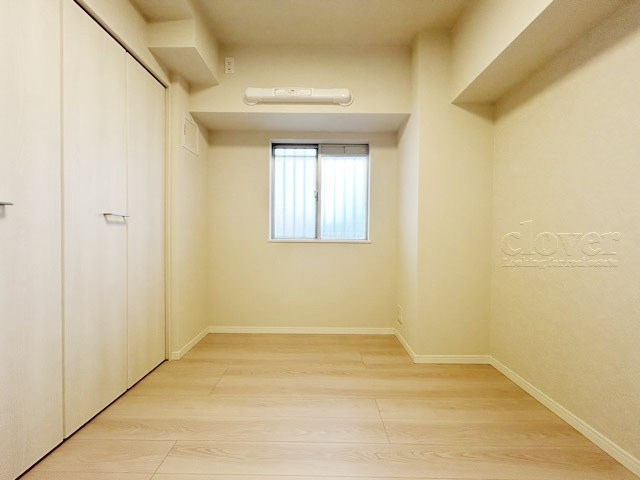 【寝室】 | ハイネス巣鴨 | 洋室1　窓から明るい光が差し込む洋室。ベッドを置いて個人居室にする場合は、多くの時間を過ごすことになる空間です。使い勝手や落ち着きを想像してください。～即日のご見学可能～　お問合せはお気軽にどうぞ。