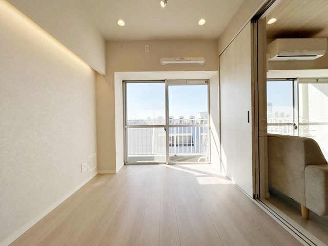 【子供部屋】 | ハイネス巣鴨 | 洋室2　窓から明るい光が差し込む洋室。ベッドを置いて個人居室にする場合は、多くの時間を過ごすことになる空間です。使い勝手や落ち着きを想像してください。～即日のご見学可能～　お問合せはお気軽にどうぞ。