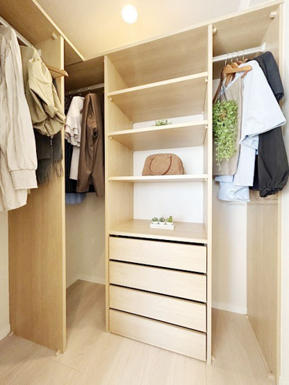 【収納】 | ハイネス巣鴨 | 洋室2　ウォークインクローゼット内部の様子。空間が広く、たっぷりとした収納力が、一枚の写真からも伝わってきます。～即日のご見学可能～　お問合せはお気軽にどうぞ。