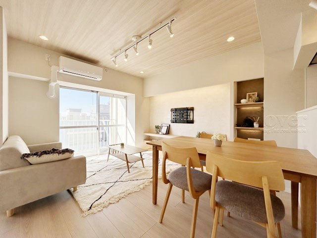 【居間・リビング】 | ハイネス巣鴨 | 広くスペースをとってあるLD。この空間に、どのように家具を配置していくのかを考えるのが、住宅購入時のなによりの楽しみです。～即日のご見学可能～　お問合せはお気軽にどうぞ。