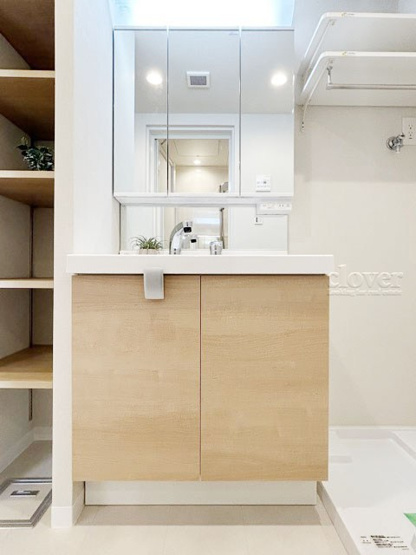 【独立洗面台】 | ハイネス巣鴨 | 三面鏡タイプの独立洗面台。鏡の裏スペースは収納になっています。毎朝、鏡に映った背景自体が「新居」の喜びを増幅してくれそうです。～即日のご見学可能～　お問合せはお気軽にどうぞ。