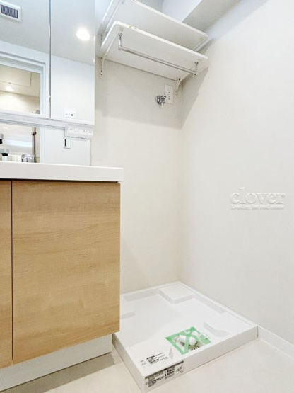 【ランドリースペース】 | ハイネス巣鴨 | 防水パン（洗濯機置き場）　上部に棚あり