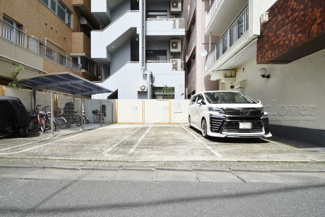【駐車場】 | マンションの駐車場スペース。空きの有無や駐車料金、サイズ規定などについては、改めてお問い合わせください。～即日のご見学可能～　お問合せはお気軽にどうぞ。