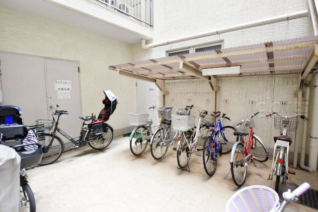 【駐輪場】 | ハイネス巣鴨 | 自転車置き場。マンションの共用部にあたります。空きの有無や駐輪料金、各戸の台数制限などについては、改めてお問い合わせください。～即日のご見学可能～　お問合せはお気軽にどうぞ。