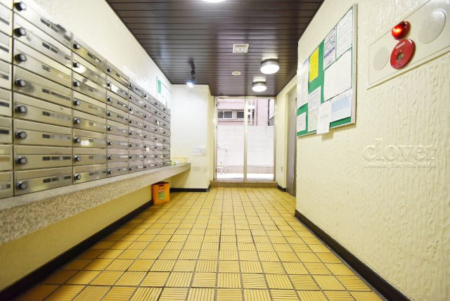 【ロビー】 | ハイネス巣鴨 | 集合ポストなどを備えたエントランスホール。ここもマンションの顔となる部分であり、しっかりと清掃の行き届いたさまに安心感をおぼえます。～即日のご見学可能～　お問合せはお気軽にどうぞ。