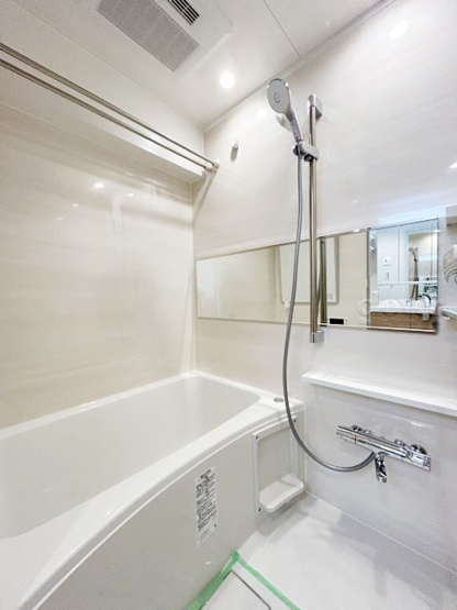 【浴室】 | ハイネス巣鴨 | 浴室乾燥機能付き　疲れと汚れを落として明日への活力を蓄える、癒しの空間＝バスルーム。とても大切な設備です。浴槽も洗い場も美しく整っています。～即日のご見学可能～　お問合せはお気軽にどうぞ。