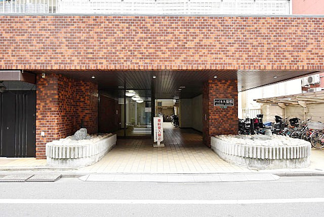 【エントランス】 | ハイネス巣鴨 | 夜間オートロックを備えたマンションのエントランス。時間を区切って皆様の「安全」を確保してくれる設備です。うれしくも安心感のある機能性です。～即日のご見学可能～　お問合せはお気軽にどうぞ。