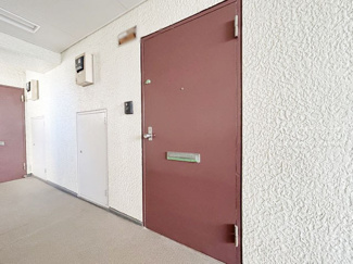 【その他共用部分】 | 皆様をお迎えする、お部屋の玄関ドア。開けやすさや開放角度、ドアノブの操作しやすさや鍵の形状などを、現地で一度ご確認ください。～即日のご見学可能～　お問合せはお気軽にどうぞ。