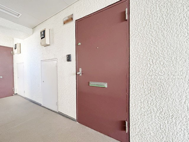 【その他共用部分】 | ハイネス巣鴨 | 皆様をお迎えする、お部屋の玄関ドア。開けやすさや開放角度、ドアノブの操作しやすさや鍵の形状などを、現地で一度ご確認ください。～即日のご見学可能～　お問合せはお気軽にどうぞ。