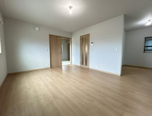 【中古】鶴ヶ島市脚折リフォーム中古住宅の居間・リビング|2F 14.5帖LDKです！