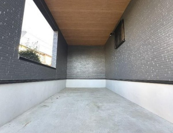 【中古】鶴ヶ島市脚折リフォーム中古住宅の駐車場|ビルトインガレージです