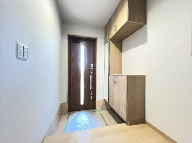 【中古】鶴ヶ島市脚折リフォーム中古住宅の玄関|明るい玄関ホールです