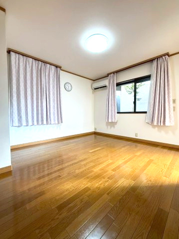 西宮市上田東町の洋室|1階　8.4帖洋室