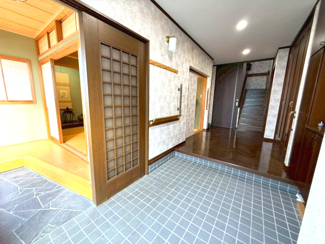西宮市上田東町の玄関|住まいに上質な顔を演出する玄関
