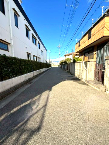 西宮市上田東町の前面道路含む現地写真|前面道路は歩道も整備され、小さなお子様にも安心
