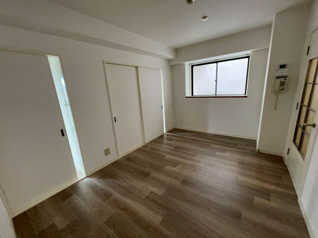 ロイヤルメゾン岡本の居間・リビング