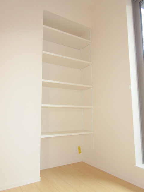 メゾン京の収納|★リビングにも収納があります★