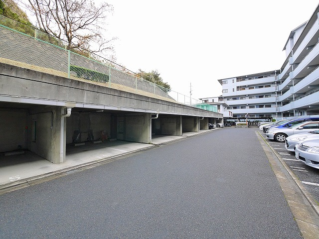 グランドパレス学園前の駐車場|駐車スペースもあります