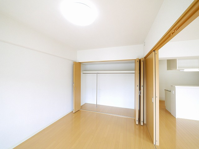 グランドパレス学園前の洋室|コンパクトで使いやすい洋室です