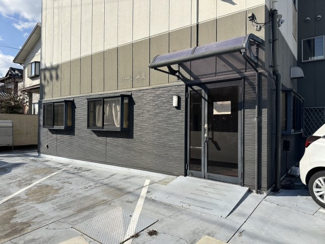 ＨＩＬＬＳ観音寺貸テナントの玄関