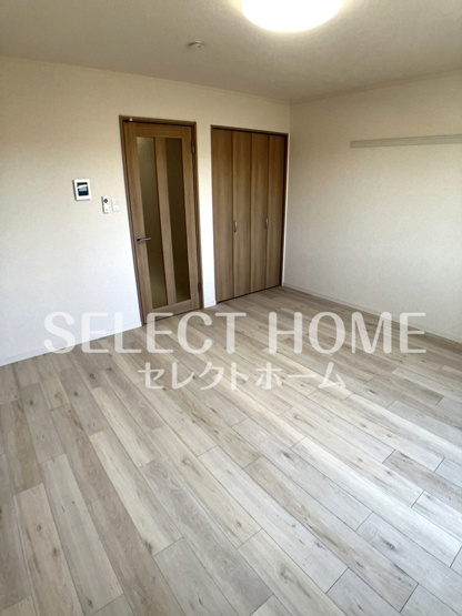 【寝室】 | サープラスあおい | 広くて明るい寝室