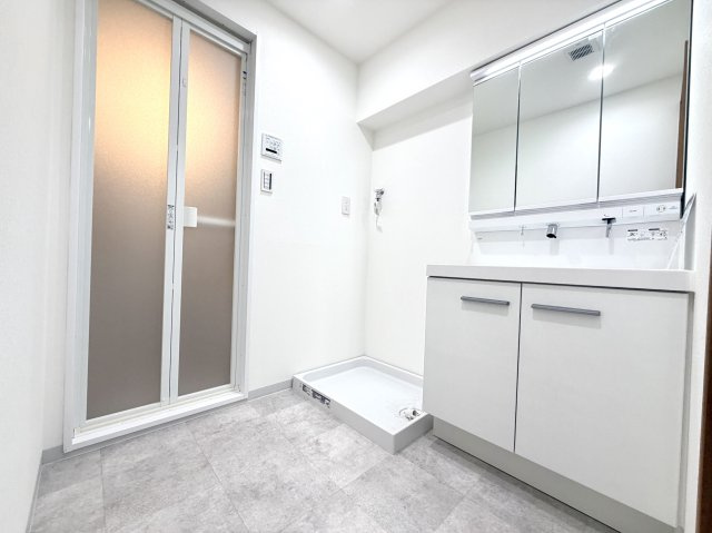 【独立洗面台】 | 【新規リフォーム】カルム宮島口 | 使いやすい大型の洗面台を設置したパウダールームです。