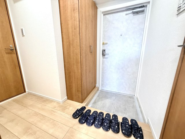 【玄関】 | 【新規リフォーム】カルム宮島口 | 玄関フロアを抜けドアノブに手をかける。そのドアの向こうにこだまするパートナーと子供たちの笑い声。幸せを運ぶ大切な時間がここから始まります。