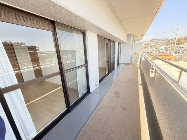 【バルコニー】 | 【新規リフォーム】カルム宮島口 | 奥行きもしっかりある明るいバルコニーです。