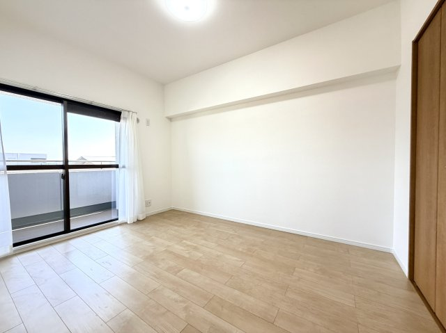 【洋室】 | 【新規リフォーム】カルム宮島口 | ゆったりした約6.0帖の洋室です。壁一面がすべてクローゼットになっていて収納力は抜群です！