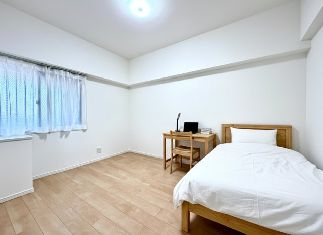 【洋室】 | 【新規リフォーム】カルム宮島口 | 約6.4帖の洋室です。※家具は画像加工により配置（現況優先）