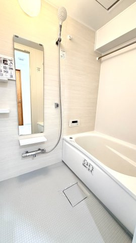 【浴室】 | 【新規リフォーム】カルム宮島口 | 落ち着いた色調のパネルが醸す時間、毎日の疲れを癒す場所だからこそ、忙しい日常を忘れOffになる時間をお楽しみください。