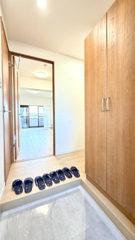 【玄関】 | 【新規リフォーム】カルム宮島口 | シンプルで使いやすい玄関です。大型のSCLを設置しているので、家族全員分の靴も収納できますね。