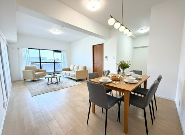 【居間・リビング】 | 【新規リフォーム】カルム宮島口 | 眩いばかりの陽の光が室内を満たしていきます。暮らす家族に、訪ねてくる友人知人に、清かで艶やかな時間をもたらしてくれる室内です。※家具は画像加工により配置（現況優先）