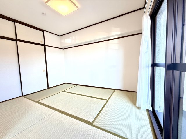 【和室】 | 【新規リフォーム】カルム宮島口 | この空間を豊かに照らし出す豊かな陽光、落ち着いた表情の畳と建具、暮らしの時間を豊かにしてくれる作り手の拘り、デザインされた空間が生む時間。