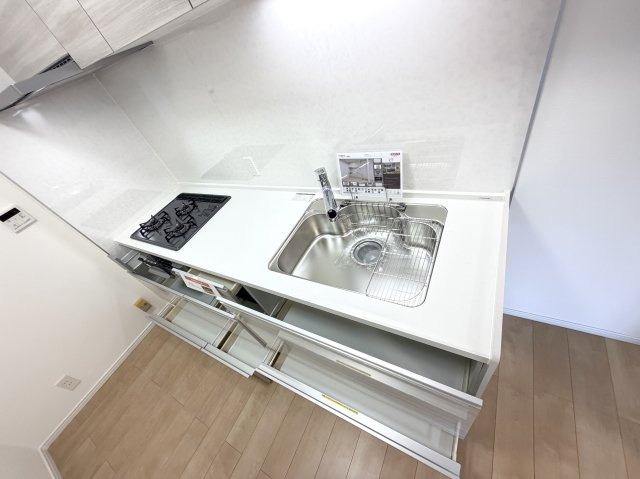 【キッチン】 | 【新規リフォーム】カルム宮島口 | たくさんの引き出しがあり、収納力は十分です！　シンクも調理スペースも広く、使いやすいキッチンです。