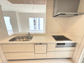 【キッチン】 | 安芸郡熊野町東山（全3区画）3号棟 | 清潔感のある色どりのシステムキッチン♪