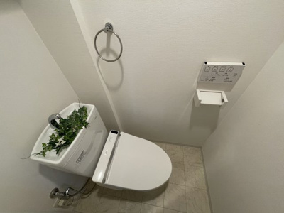 【トイレ】 | EL-Sia Shin-Osaka | ウォシュレット付きのトイレです。