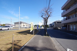 【前面道路含む現地写真】 | 【仲介手数料無料！！】府中市日新町3丁目　売地（全16区画）K区画　4390万円 | 南側道路（歩道あり）を含む現地。