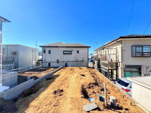 旭区二俣川2丁目　新築戸建ての外観|◆堂々たる趣ながら、主張し過ぎずどこか余裕を感じさせるシャープなフォルムで佇む邸宅は、晴天の空と照らし合わせる事で、本来あるべき完成形の姿を見せてくれます。
