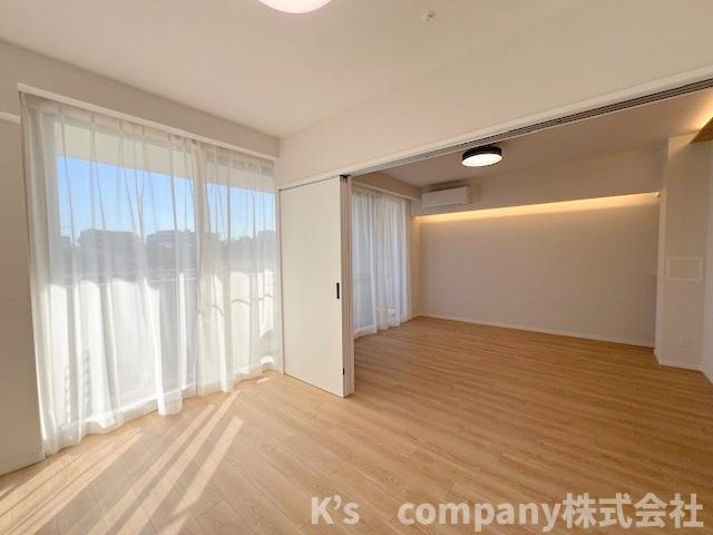 ◎茅ヶ崎市本村4丁目　グラン・コート湘南茅ヶ崎の洋室|広い窓の正面にはワイドバルコニーがあり明るさを取り込みます♪