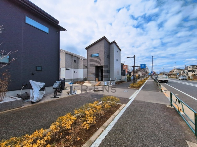 【前面道路含む現地写真】 | 西東京市北町５丁目　新築戸建て　１５号棟 | 落ち着いた低層住宅街の一角、穏やかな街並みが広がります