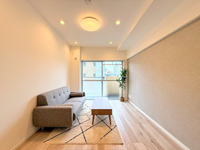 東戸塚ヒミコマンションの洋室|◆柔らかい陽光が差し込む明るいお部屋を演出する設計。彩光の取れる窓が気持ちの良いお部屋を創り上げます。