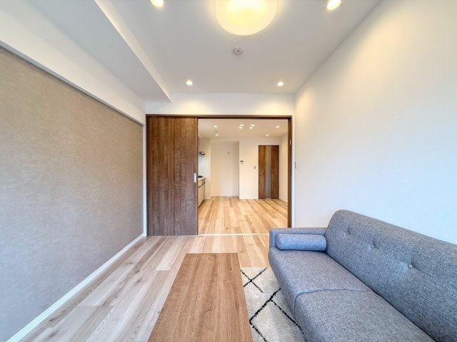 東戸塚ヒミコマンションの洋室|◆室内はいつも明るい印象なので気持ちの良い朝を迎えられます。各部屋にはクローゼットを完備しており、収納が多いお家はすっきりして快適空間です。